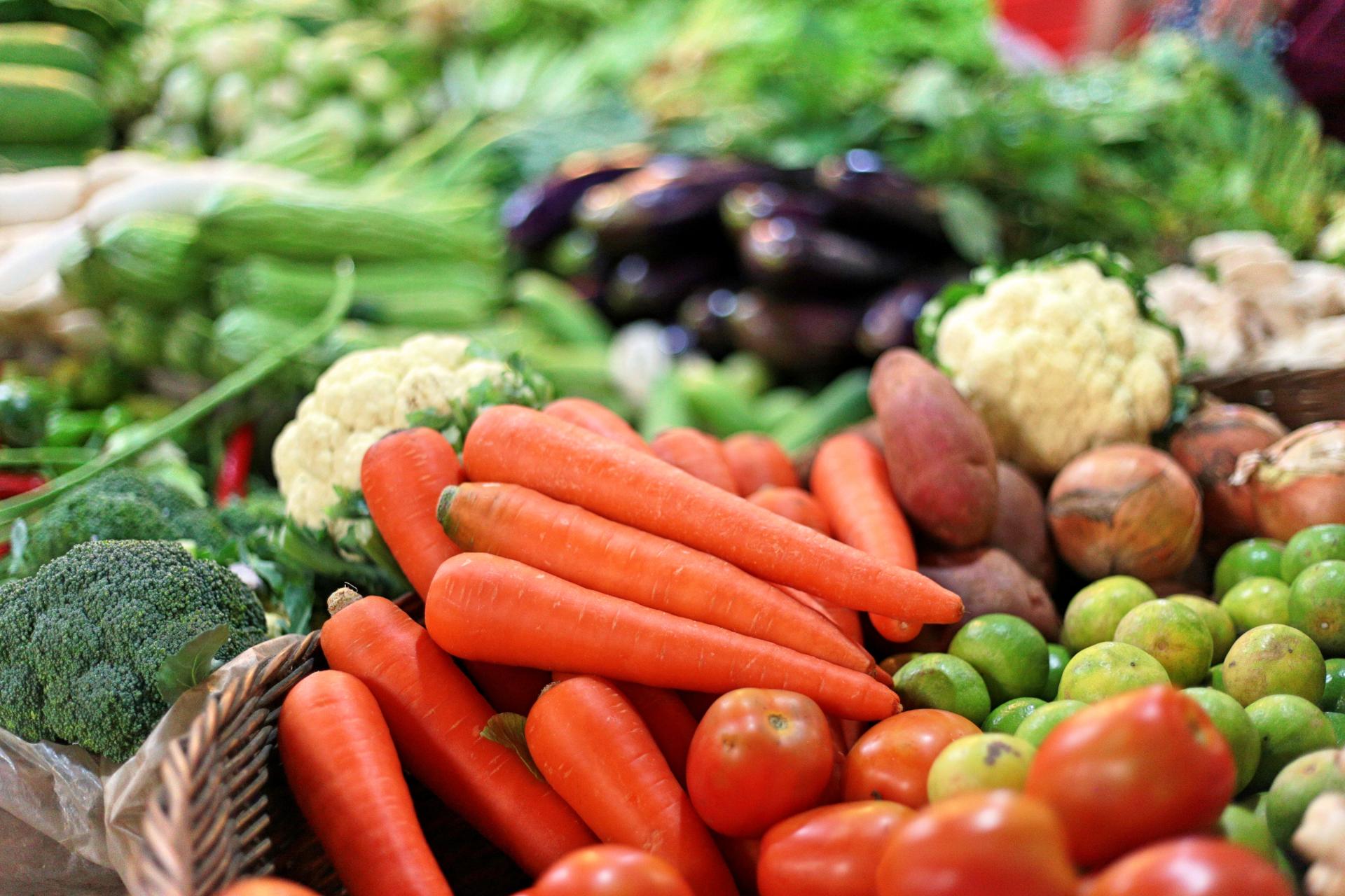 Expositor con zanahorias, boniatos, cebollas y más