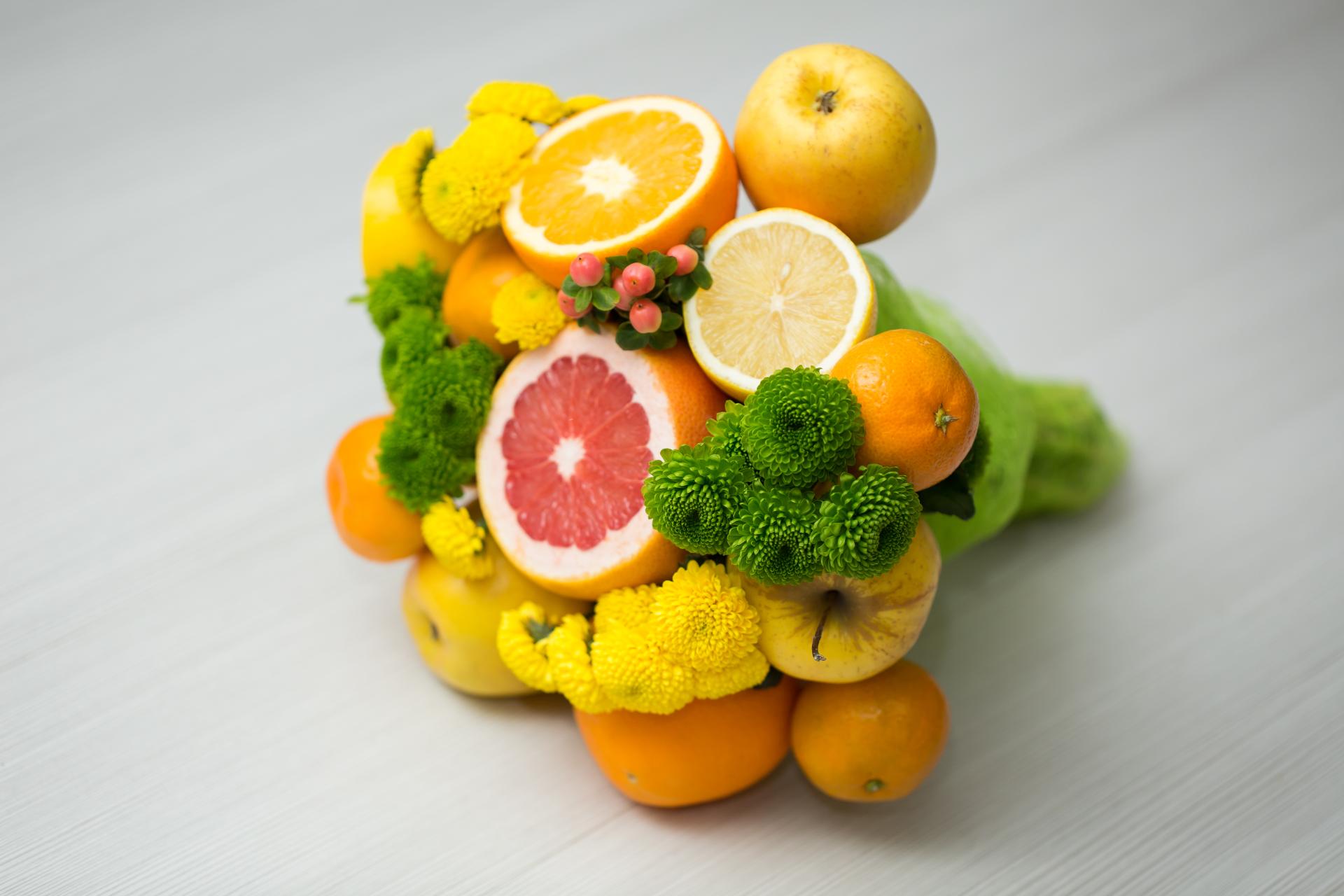 Naranjas, pomelos y manzanas